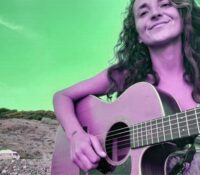 Intervista analogica. La cantautrice errante Valentina Romano Wakonda Omaggia la Sardegna e le sue origini con il suo Album Ascuttadì